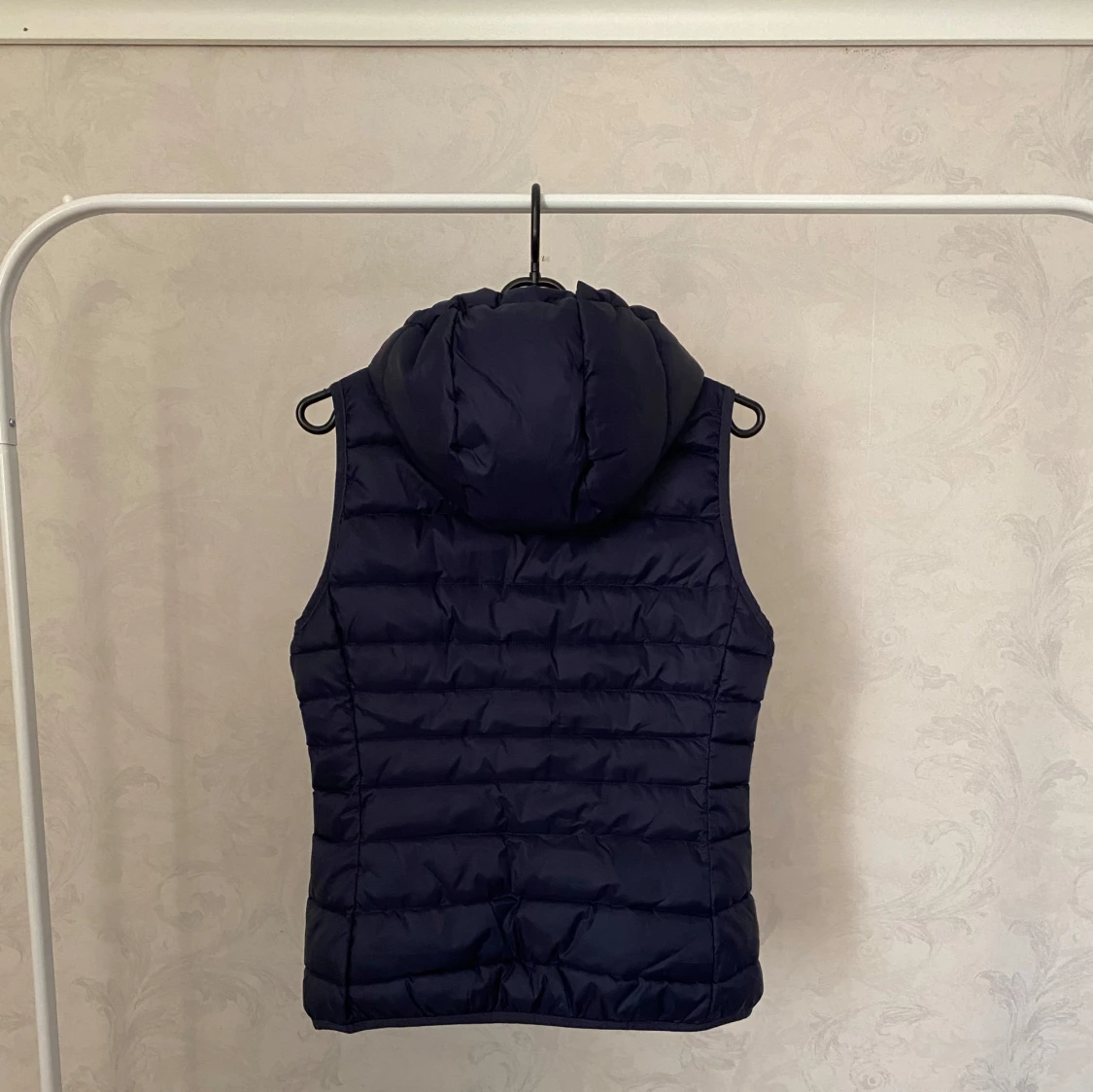 Mörkblå dunväst med huva från ONLY - 1