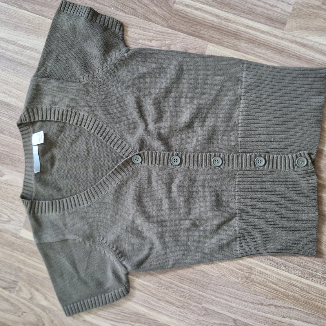 Olivgrön stickad kofta med kort ärm - 2