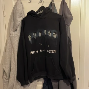 Balenciaga rammstein hoodie - Säljer min balenciaga rammstein hoodie. Har intr använts på 1 år. Ganska urtvättad och har tappat lite tryck men den sitter bra på och är allmänt fet! Passar M-L