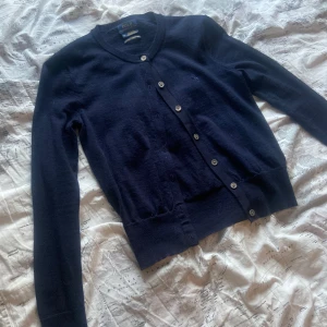 Mörkblå kofta från Polo Ralph Lauren - Säljer en mörkblå kofta från Polo ralph Lauren. Storklek är xs men skulle mer säga xxs eftersom jag har tvättat den och den har krymt.