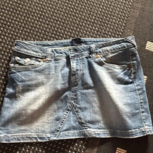 Jeanskjol från Vanity - Snygg jeanskjol från Vanity i ljusblå denim. Kjolen har en klassisk stil