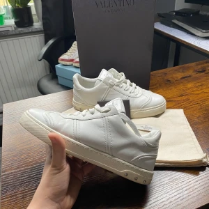 Valentino flycrew  - Feta Valentino Flycrews i storlek 38 1/2 som är perfekta till sommaren | Box och dustbag ingår | Vit färg | 5 nitar saknas  därav det låga priset | Snabb frakt | Skriv privat för fler frågor🗻