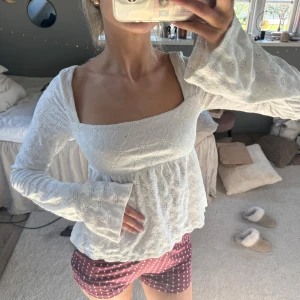 Vit spetsblus med utsvängda ärmar från Nelly - Endast använd någon gång☺️