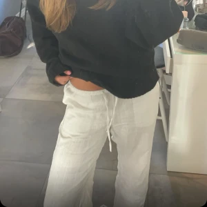 Vita linnebyxor - Säljer ett par vita linnebyxor med låg midja💕💕