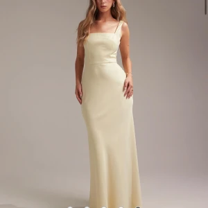 Ljusgul långklänning  - Elegant ljusgul ballångklänning, helt ny och aldrig använd. Köpt för 1700kr💗💗