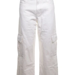 Vita cargopants med raka ben - Säljer ett par vita cargopants med raka ben och stora fickor på sidorna. Byxorna har normal passform och är tillverkade i bomull. Perfekta för en avslappnad och trendig stil.