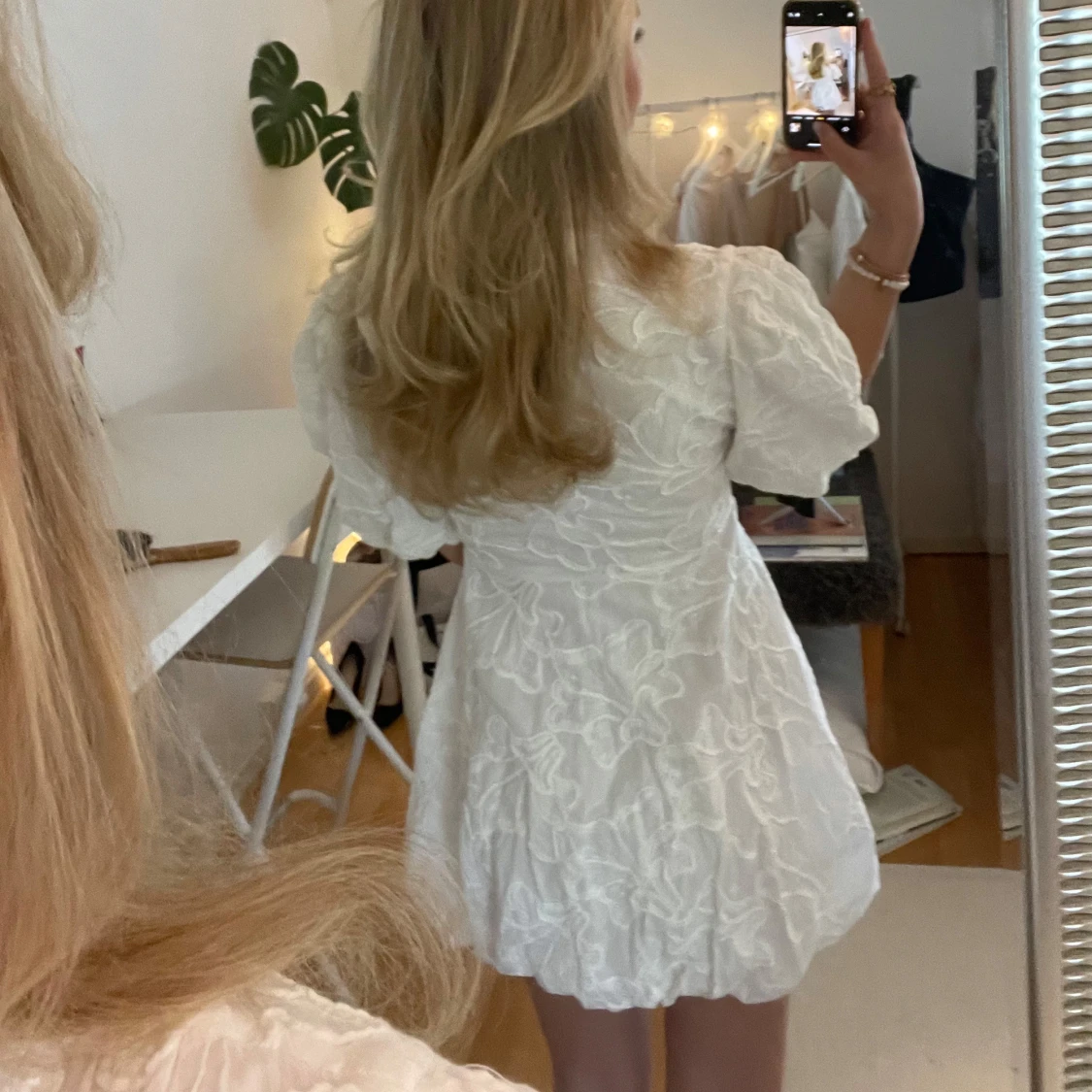 Vit kortklänning med broderade blommor - 3