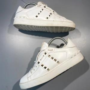 Valentino skor - Hej! Säljer nu mina skor från märket Valentino, storlek 38.5 bra skick, givetvis äkta. Tveka inte på att höra av dig om du har frågor eller funderingar kring skorna! 