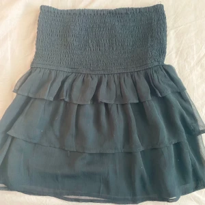 Svart volangkjol från BikBok - Jätte fin och knappt använd! Den är lagom kort, går typ till halva låret. Den är xs men passar även S. Perfekt till sommaren🩷