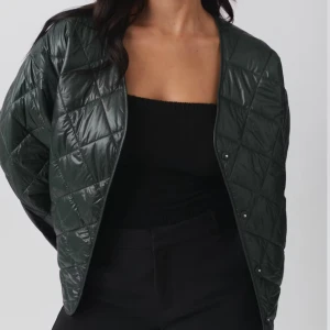 Grön quiltad jacka - Säljer denna jacka från Gina Tricot då den inte passar mig