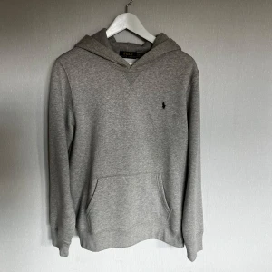 Ralph lauren hoodie - Fet Ralph lauren hoodie i storlek XL i barn så S i herrstorlek, skick 9/10 inga defekter. Modellen är 184 cm lång och väger ca 79 kg och den är för liten.