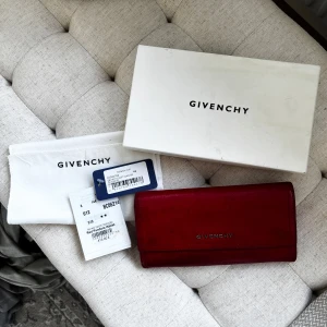 Givenchy Plånbok/Wallet - Välanvänd men väldigt fin. Går säkert att fixa till den och rengöra. Rymlig med många fack. Köpt på Farfetch för cirka 4500kr. Kan gå ner i pris vid snabb affär!