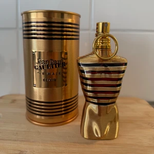 Jean Paul Gaultier Le Male Elixir Edp - Exklusiv herrparfym i en lyxig guldig flaska. Doften är Le Male Elixir, en intensiv och modern tolkning av originalet. Kommer i en matchande guldfärgad metallburk. Perfekt för dig som vill sticka ut. Ungefär 40-35ml kvar av 75ml som visas på andra fotot (kom dm för en mer detaljerad bild)! Passar fint till alla säsonger men speciellt för speciella tillfällen som studenten eller generell skolavslutning, som båda är aktuellt nu! (Nypris 1099kr). Hör gärna av er med egna bud eller frågor!