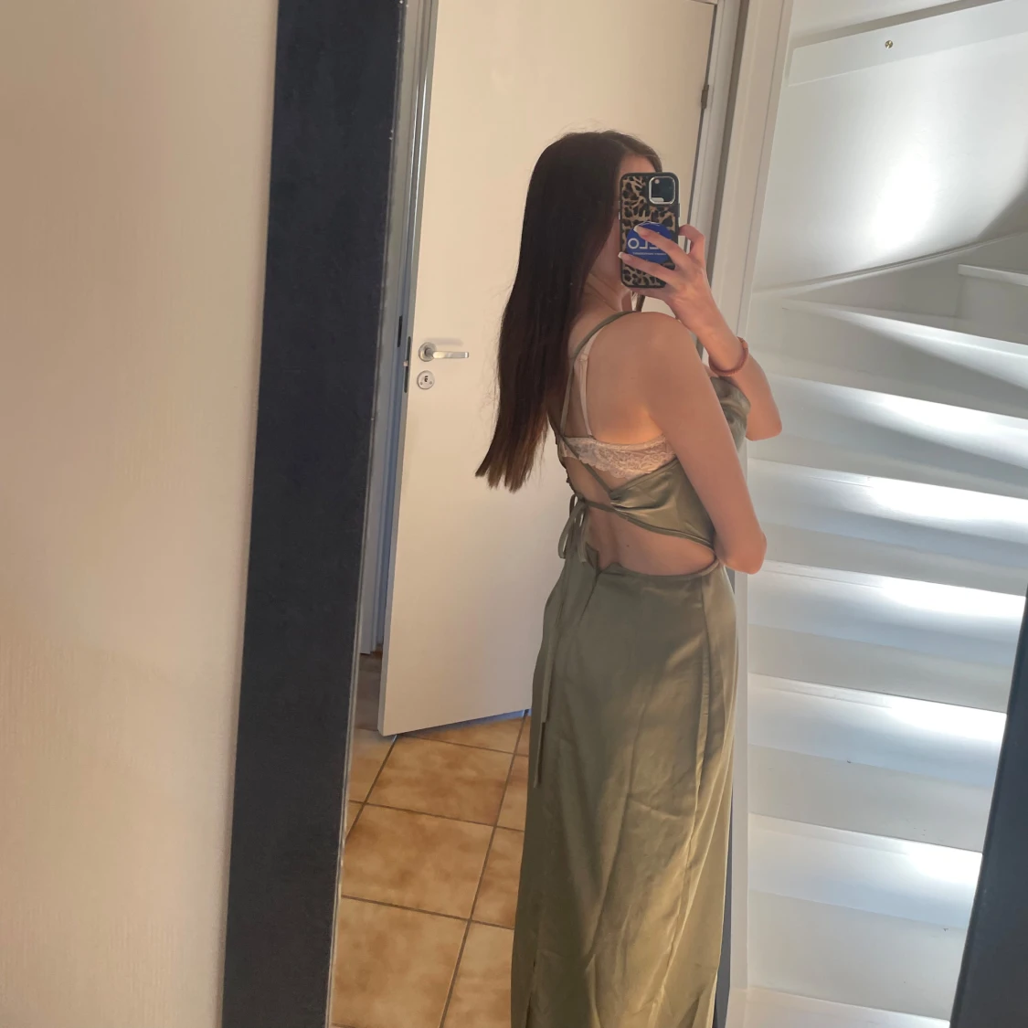 Olivgrön långklänning med öppen rygg - 1