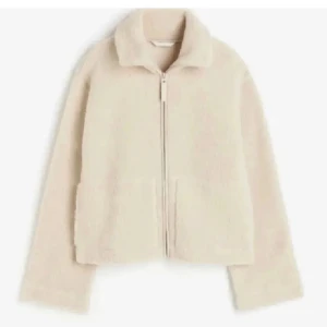 Beige teddyjacka - Säljer nu min teddy jacka från hm då den inte kommer till användning. Pris går att diskutera!. Jackan tvättas innan den säljs!🩷