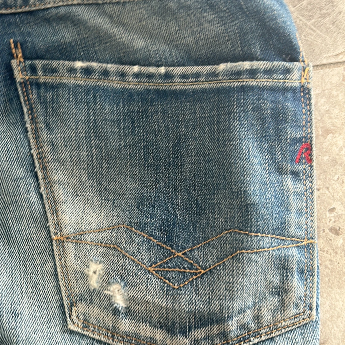 Blå slitna jeans från Replay - 4