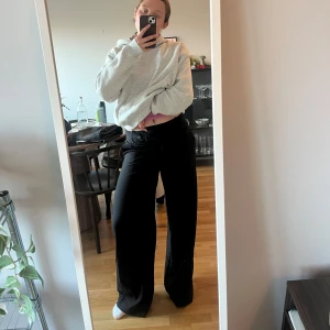 Vida svarta kostymbyxor från Zara! - Jättefina kostymbyxor från Zara men tyvärr för små på mig! Lappen är fortfarande kvar på, storlek 40 men ganska liten 40! Är 168 lång💕💕💕