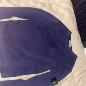 Stone island - Hej, jag ska flytta till Spanien och vill bli av med lite av min garderob jag undrar någon vill ha denna helt sprillans nya Stone island tröjan den är i top skick och använt den till på en fest en gång. Det går lov att sänka priset lite. Vi hörs du får ha en fortsatt trevlig dag🎉🥳🍾🎁