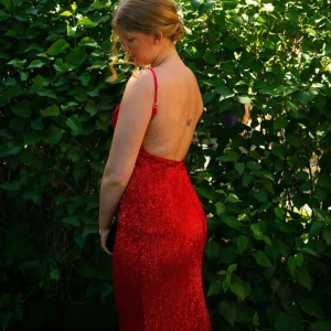 Röd balklänning - Fantastiskt fin balklänning med lite släp! 😍 Vet ej exakt storlek men är vanligtvis en 38 och satt perfekt hela kvällen! axel ner fram: 160 cm, axel ner bak: 180 cm, midjemått rakt över: 30 cm, höftmått rakt över: 36 cm. Använd en gång! 🩷