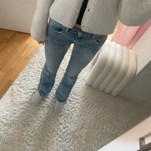 Jeans med hål - Snygga jeans med hål på knäna från Lager157!! Inga defekter men använda, säljer pga ja ska rensa garderoben💞