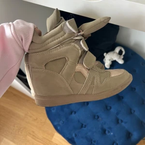 Marant liknade, Beige sneakers med kilklack och kardborreband - Säljer ett par marant liknade super snygga skor, perfekta till sommaren!