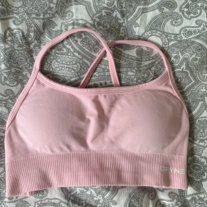 DFYNE dynamic backless sports bra  - Helt ny! Endast använd en gång och säljes på grund av att den inte passar mig.