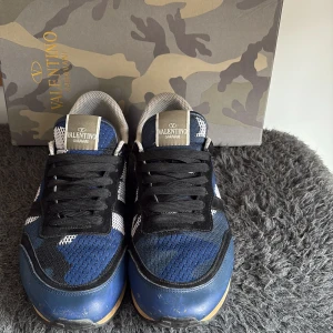 Valentino rockrunner 43 - Tjena! Säljer ett par mörkblåa valentino rocktunners skor i strl 43, men passar även för dig som har strl 44. De ser nästan oanvända ut men framsidan av skorna är lite slitna (bild 5) men går att limma tillbaka. Skick 9/10. Nypris: ca 7000-8000kr, mitt pris: 1500kr! Men priset går att diskutera! Sulan i skorna har valentino märket suddats bort under tiden jag använt dessa skor. Men äkthets bevis finns. Box och digitaltkvitto ingår till skorna! Det är bara att höra av sig vid närmaste fundering!