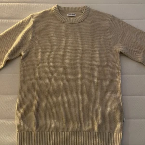 Jack and Jones stickad tröja - Säljer en beige stickad tröja från Jack and Jones i storlek M! Har aldrig använt den så den är helt ny. Ifall det är några frågor så är det bara att skicka! 
