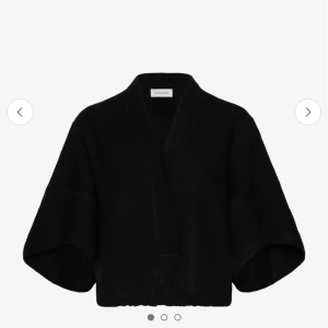 Dagmar Bea cardigan svart - Säljer denna superfina kofta/jacka från dagmar i storlek S, med trekvartsärmar! Perfekt skick, knappt använd. Köpt för 4000. Skriv för fler bilder ❤️❤️