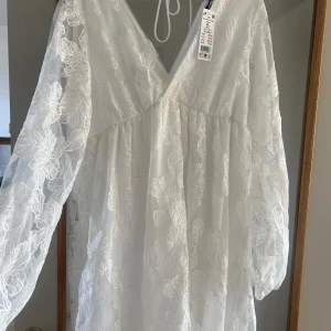 Vit ”student”  klänning med v-ringning - Säljer denna fina sommar klänning från Ginatricot, tanken var att ha den på student men hittat en annan. Hoppas att den kan användas av någon annan! 🥂🥰🌷💐 Köpt för 799:- storlek XL