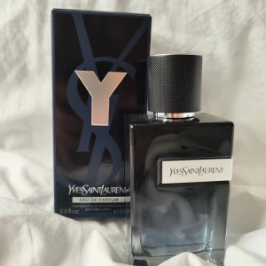 Yves Saint Laurent Y Eau de Parfum herrparfym - En av dem bästa dofter till sommaren. Perfekt för skolan, jobbet och till och med fester!  Kartongen är med Har kvittot på köpet.  85-90 ml kvar