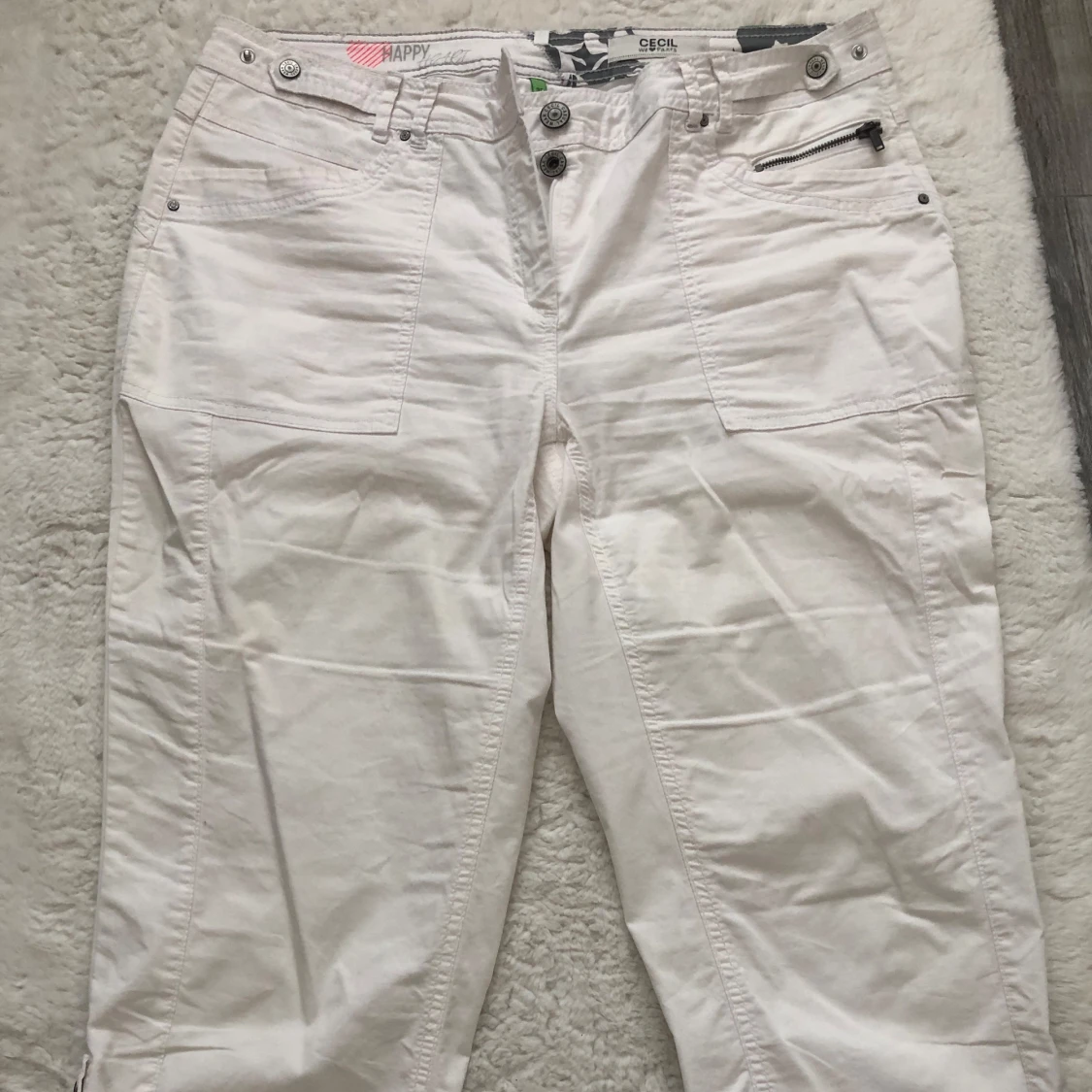 Vita byxor från Cecil med dragkedjedetalj