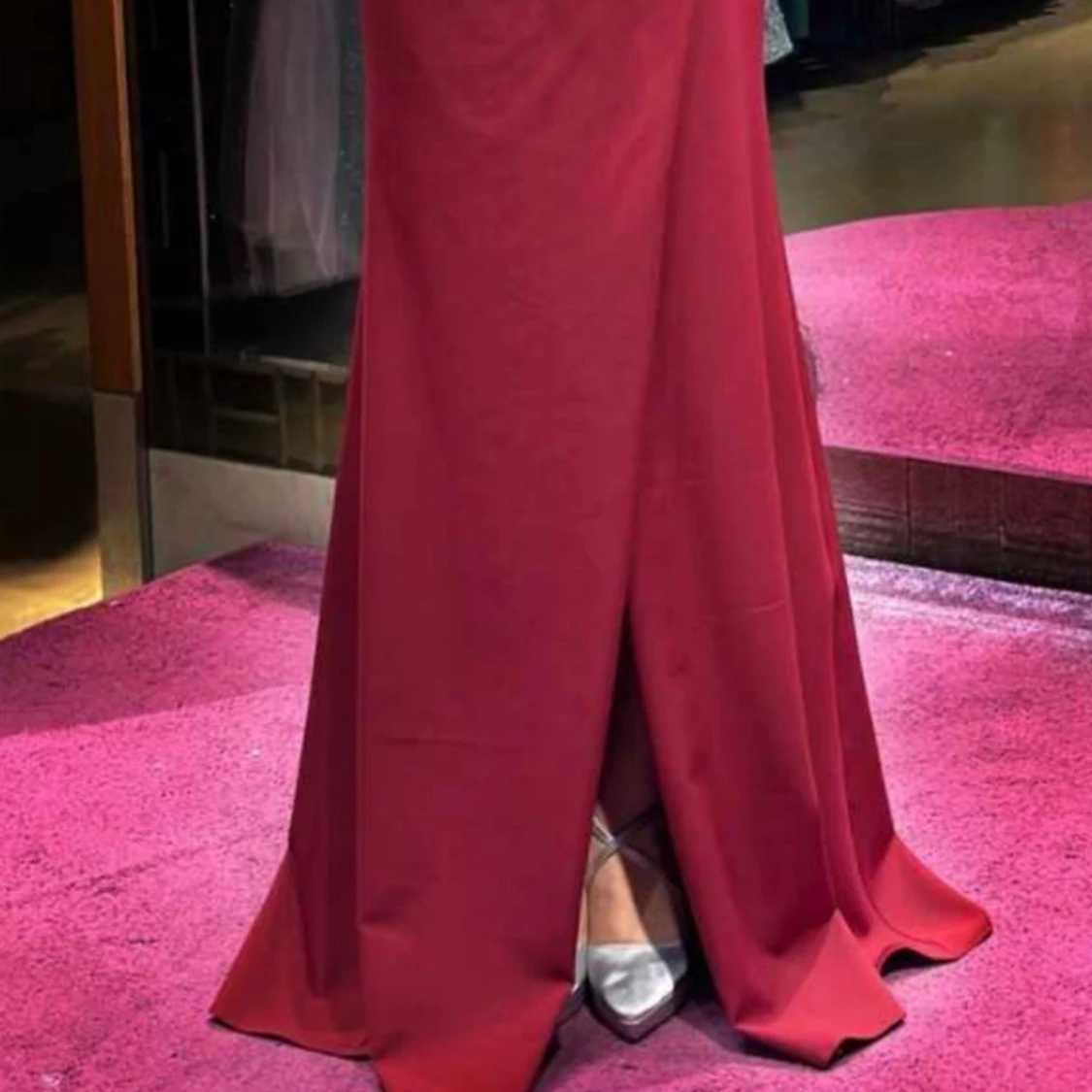 Mörkröd axelbandslös långklänning - 1