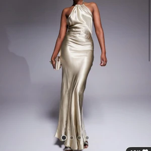 INTRESSEKOLL!! balklänning   - TRYCK EJ PÅ KÖP NU! Kollar intresse på denna balklänning! Superfin champagnefärgad långklänning i satin med halterneck och öppen rygg. Oanvänd med prislapp kvar.