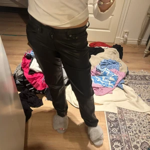 Svarta skinnbyxor  - Säljer dessa byxor från Lager 157, använt några gånger! Sjukt snygga🤩