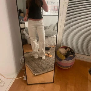 Vita raka jeansbyxor - Säljer ett par vita väldigt lågmidjade jeansbyxor med rak passform. Säljer billigt då de finns fläckigare längre ner på byxorna. Kan gå bort men har varit för lat för testa. Därför säljer jag billigt,