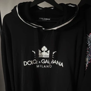 Dolce & Gabbana hoodie! - Tjena! Säljer nu den här galet feta D&G hoodien då den intr var i min storlek | Storlek 54 motsvarande L-XL 🙌 | Skick 9/10 (pga lapp på insidan) | Nypris runt 7 000:- 💵| Köparen står för frakt! 📦 | Skickar paketet inom 24H vid möjlighet ✅| Bara att skriva angående frågor eller annat ❗️