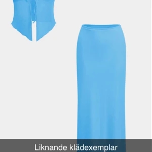Blå polyester långkjol med slits och crop top. Scrunch på sidorna. ”Liknande klädexeplar på första bilden för att se ett ungefär hur de sitter på”🤗 -  blå långkjol med slits och blå crop top, scrunch detaljer på sidorna. Stretchig