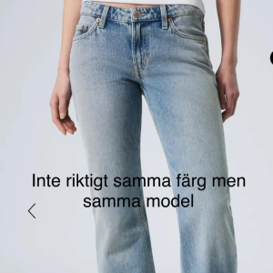 Weekday arrow low straight Jeans. Ljusblå lågmidjade jeans. OBS! I byxan vid midjan finns det små klippta hål (inget som förstör) - Storlek 25/32. 