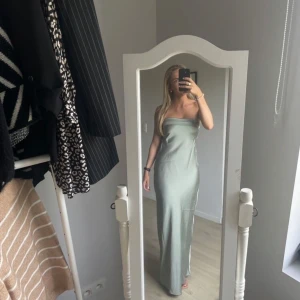 Ljusgrön balklänning  - Säljer min super fina balklänning. Den är ljusgrön och har väldigt fin passform. ”Bandet” i ryggen har stretch. Inga skador eller fläckar💕