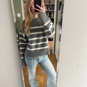Gråvit randig stickad tröja från H&M - Säljer en grå stickad tröja från H&M med vita ränder. Kommer inte till användning🤍
