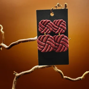 Handgjorda örhängen - Unika handgjorda örhängen i polymerlera, allergivänliga. 🔸Design: SHE SAID🔸