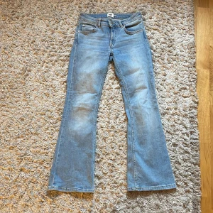 Ljusblå bootcut jeans från 157 - Säljer ett par ljusblå jeans från 157 med klassisk femficksdesign och bootcut-ben. Jeansen har normal passform och är tillverkade i denim med lätt tvättad look. Jeansen är knappt använda och är i mycket bra skick.