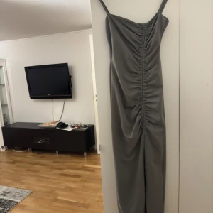 Grå klänning från Zara - Jättefin grå fest klänning från Zara storlek XS använd endast 1 gång