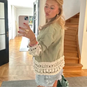 Grön höst jacka  - Säljer en ljusgrön jacka med knappar och unika virkade spetsdetaljer i beige. Jackan har normal passform och passar perfekt som höstjacka eller vårjacka!💓