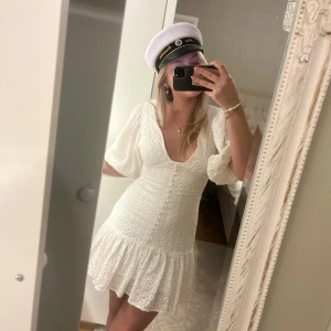 Vit kort klänning med puffärmar och volang - Superfin vit kort klänning med v-ringning, puffiga kortärmar och volang nertill. Den passar perfekt till studenten💕🩷