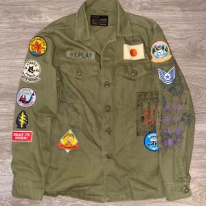 Replay Overshirt - Hej! Säljer en tvärfet replay overshirt som endast är prövad || Skick : Nyskick || Storlek : M || Nypris : 3199kr || Är det några frågor är det bara att skriva! 