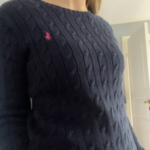 Mörkblå kabelstickad tröja från Ralph Lauren - Polo Ralph lauren tröja i xs men är mer som en S i längden. I bra skick men använd några gånger💕 