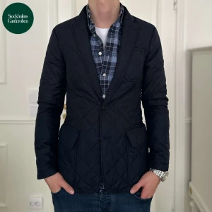 Ralph Lauren Kavaj-jacka - Ralph Lauren Kavaj-jacka | Storlek: S - Skicket på jackan är väldigt bra utan defekter - Vårat pris: 649kr - Nypris: 3999kr - Modellen är 184cm och väger 70kg.