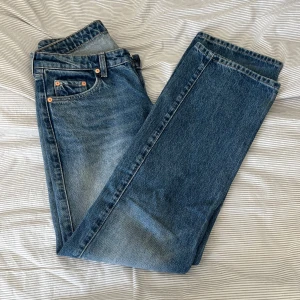 Blå Weekday Arrow low waist straight Jeans - Blåa jeans från Weekday i modellen Arrow low waist straight. Är tyvärr för små för mig. Storlek W27 L32.